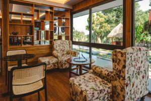 Khu vực nhà hàng ẩm thực có view ngoài trời cho thực khách thưởng thức - Biển Quê Hương