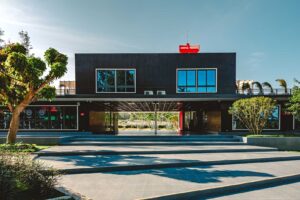 Thoạt nhìn chúng ta sẽ không nhận ra đây là ngôi nhà được dựng bằng container